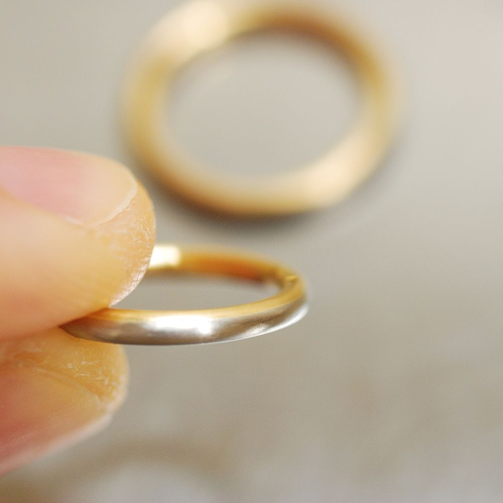 オーダーメイドマリッジリングの制作風景　プラチナ、ゴールド　屋久島で作る結婚指輪　角度２