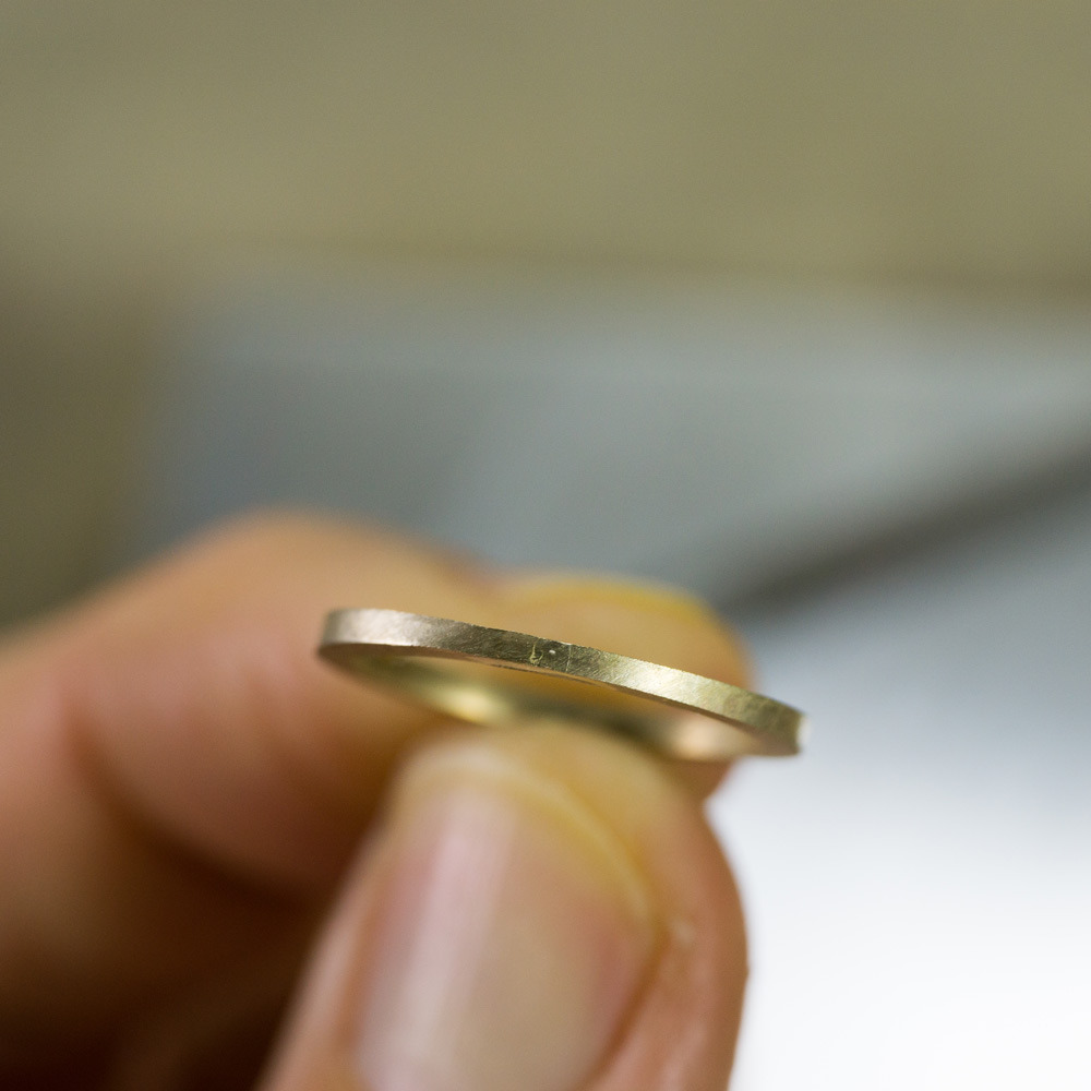 シャンパンゴールドのリング　手に持って　屋久島でつくる結婚指輪