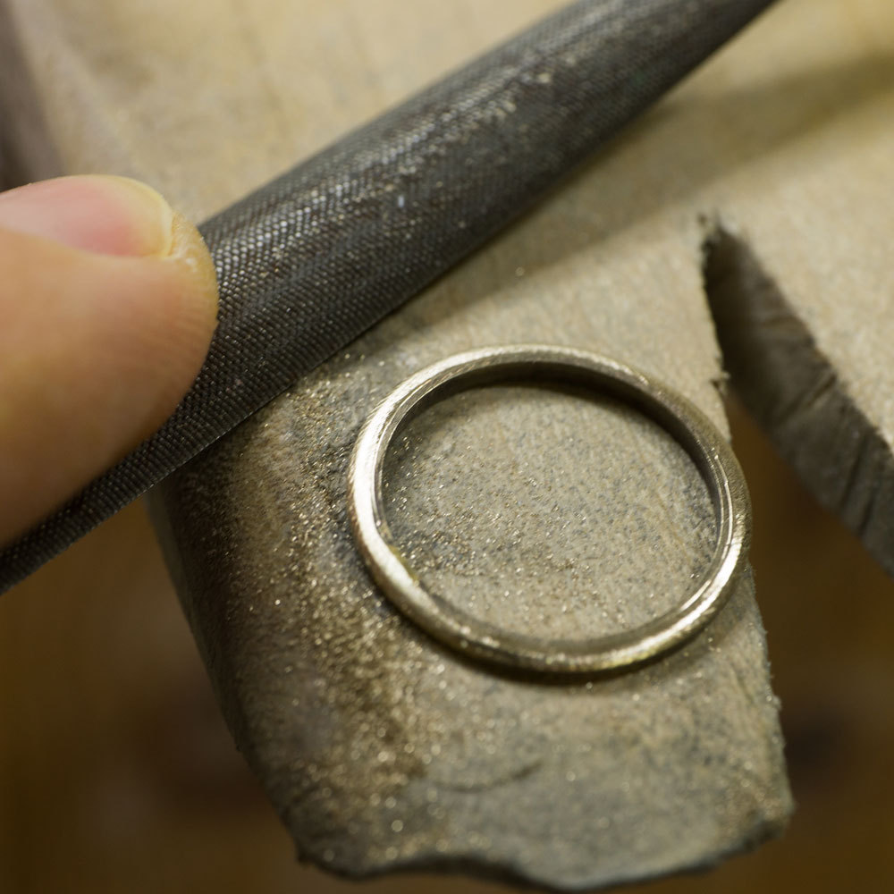 ゴールドの指輪　製作風景　オーダーメイドのマリッジリング　鉄鋼ヤスリ