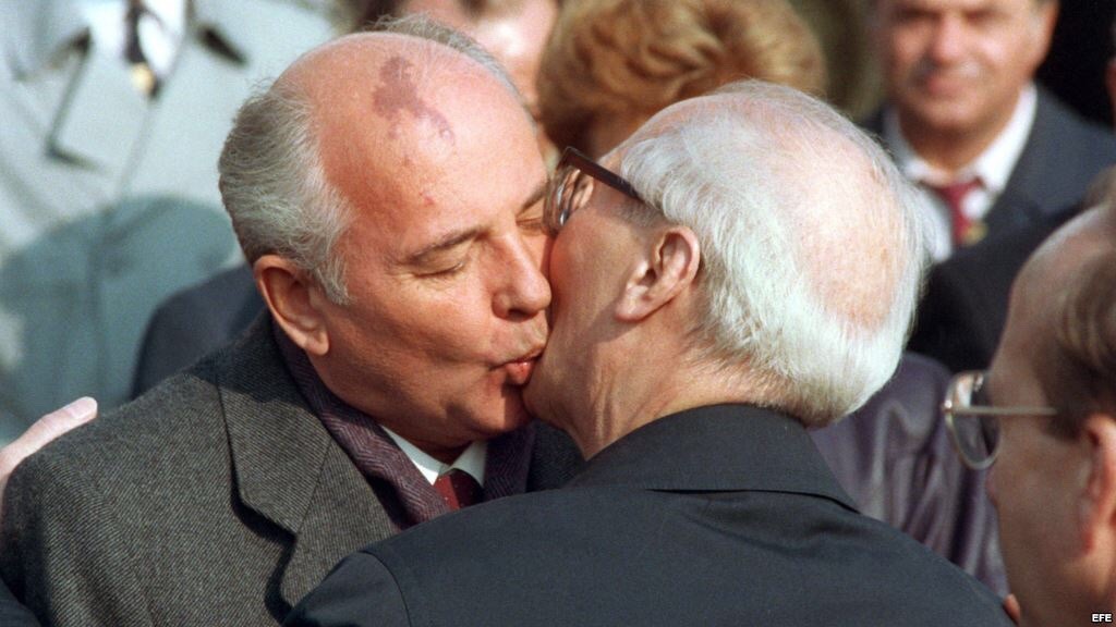 ‪Gorbachev llega a la RDA de Honecker para cumbre Pacto de Varsovia y con posible reducción tropas soviéticas bajo el brazo #j280587 ‬