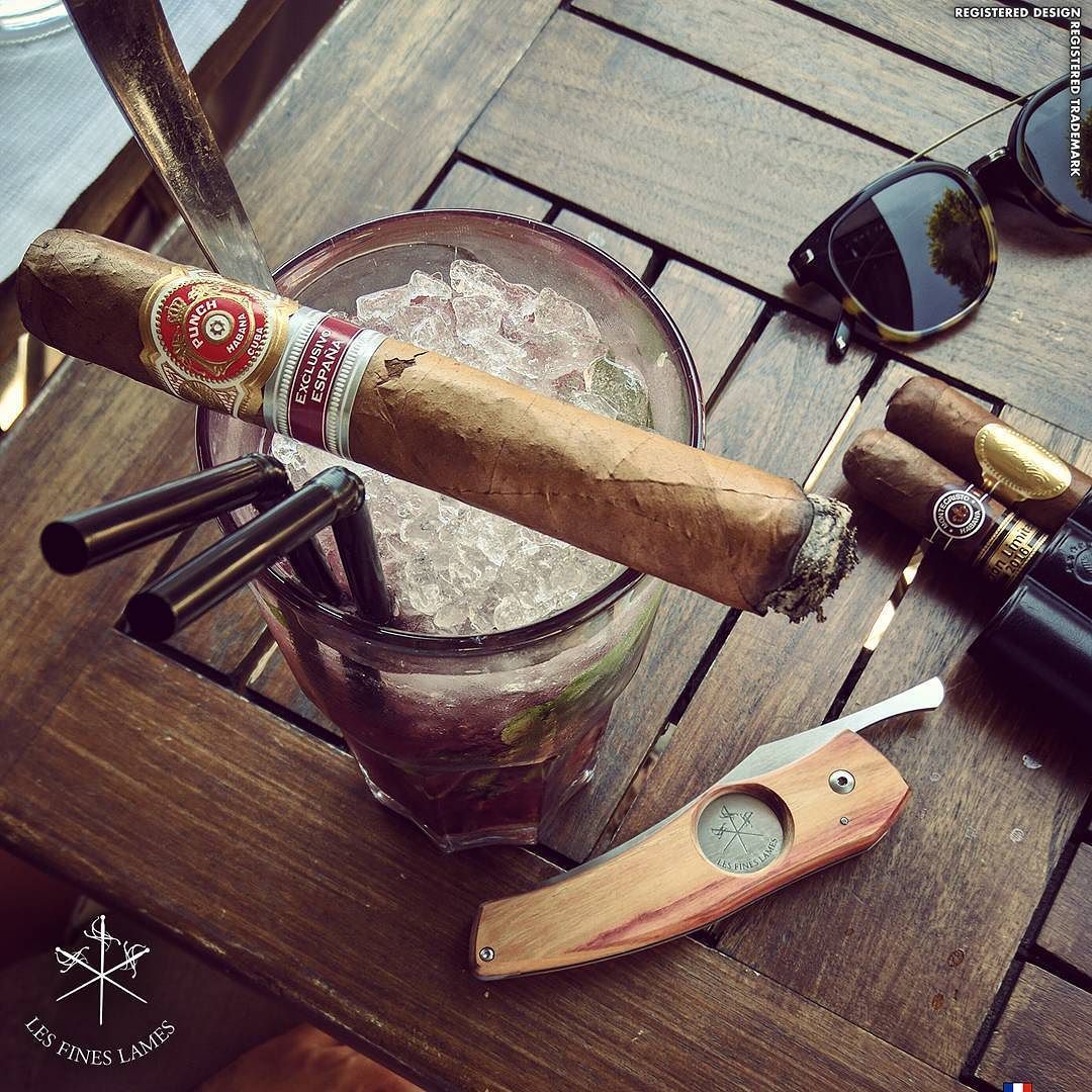Punch ER Espana 2009 vs strawberry Mojito. Perfect pairing 💨🍓🍹👌😋
Our new #Rosewood edition cigar cutter is available from http://ift.tt/1J1EGDu (link in bio). Worldwide shipping 📦🗺️ http://ift.tt/2vpjK3V | info on the knife : http://ift.tt/1J1EGDu