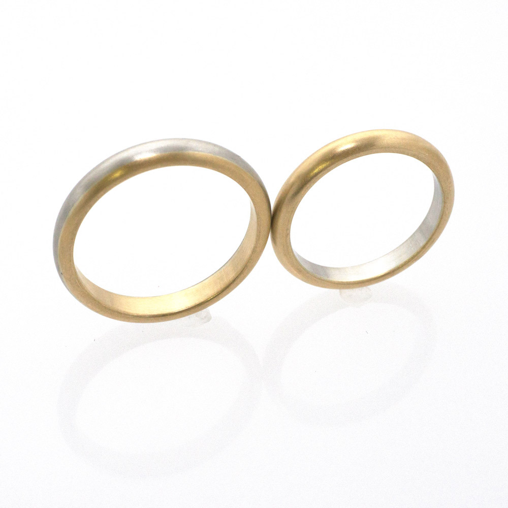 屋久島で作る結婚指輪　白バック　プラチナ、イエローゴルド