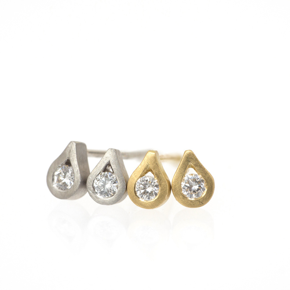 白バック　しずく型のピアス　イエローゴールド、プラチナ、ダイヤモンド