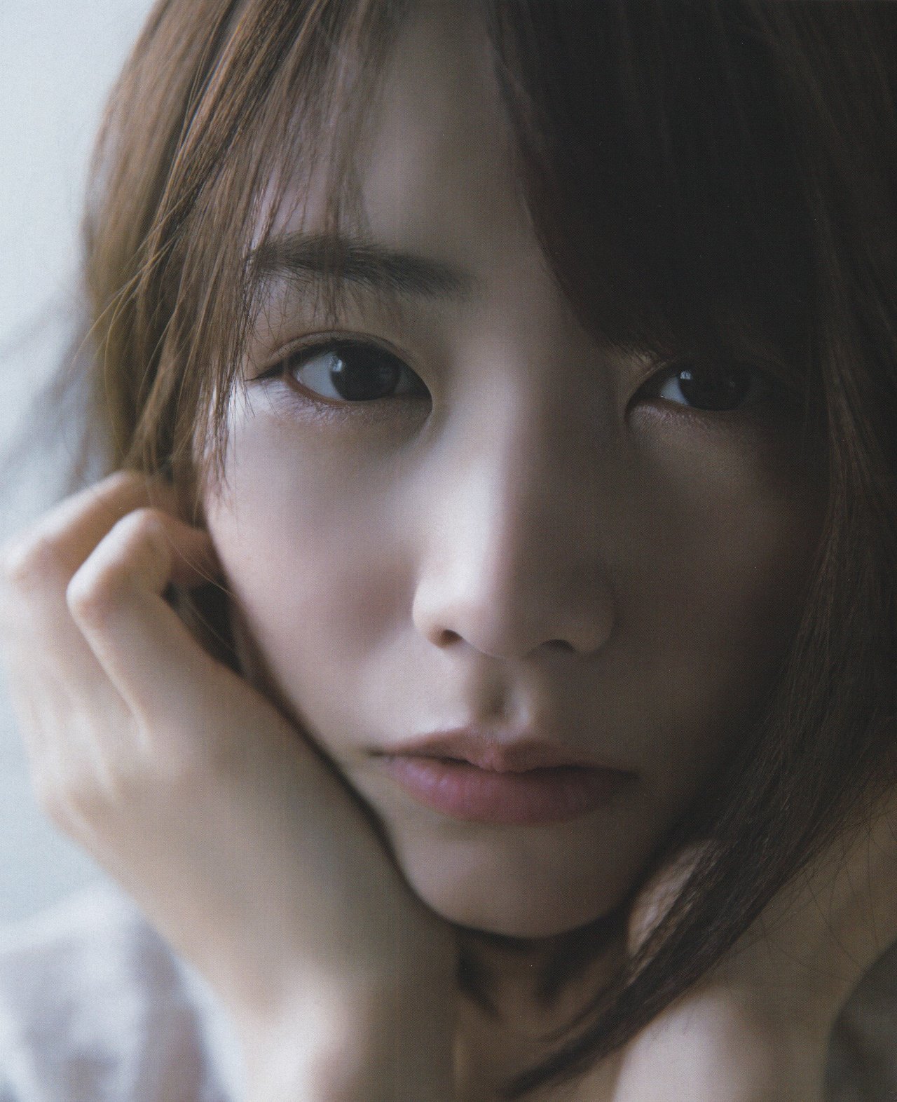 色っぽい表情でこちらを見つめる北野日奈子の画像