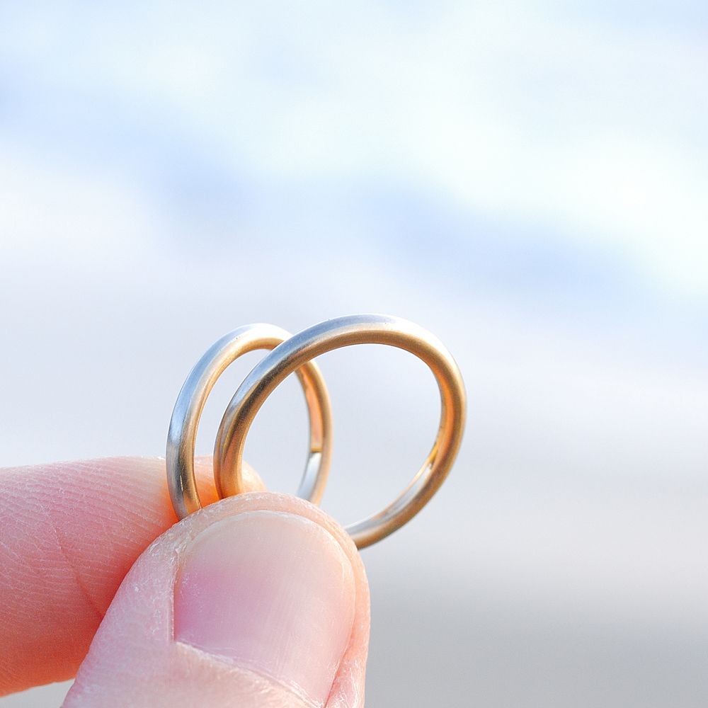 ［屋久島でつくる結婚指輪］ゴールドとプラチナが作り出すライン。水平線の指輪ができあがりました。