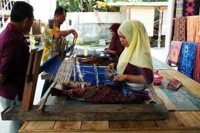 Para penenun sedang menenun songket [Picture: Here]