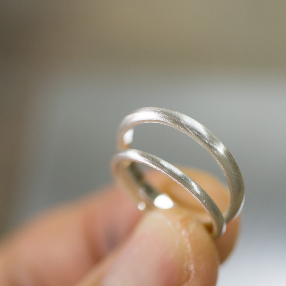 シルバーのリング手に持って　マリッジリングのサンプル　屋久島でつくる結婚指輪