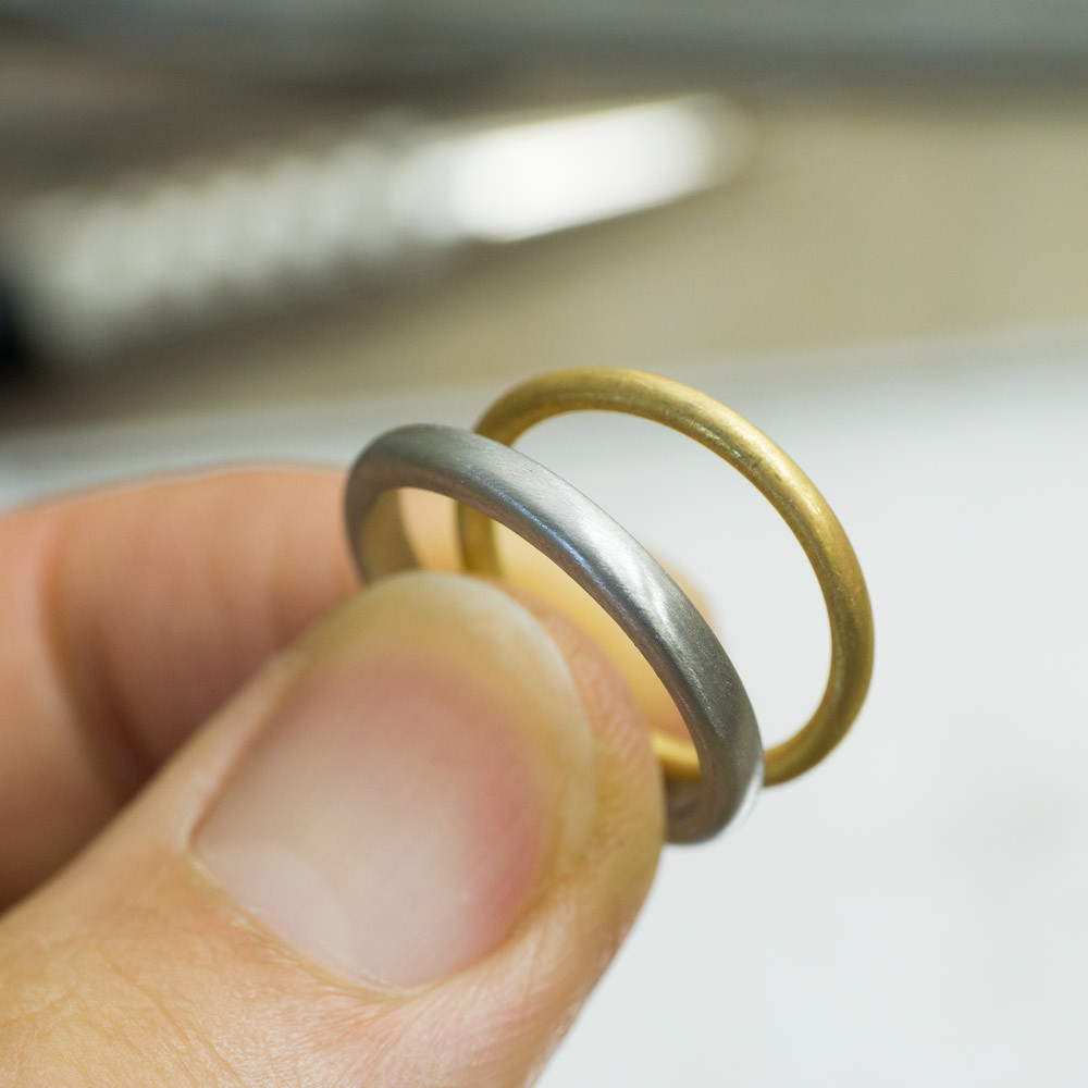 オーダーメイドマリッジリングの制作風景　　手に持って　ゴールド、プラチナ　屋久島でつくる結婚指輪
