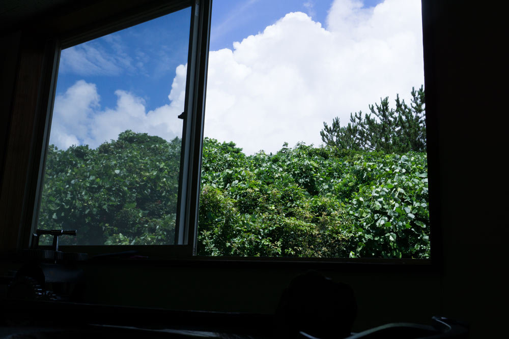 アトリエの窓　向こうに見える屋久島の空、山々