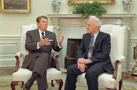 ‪Shevarnadze, ministro exteriores soviético se reunió ayer con su homólogo Shultz y con Reagan en Washington: tema desarme #x160987‬