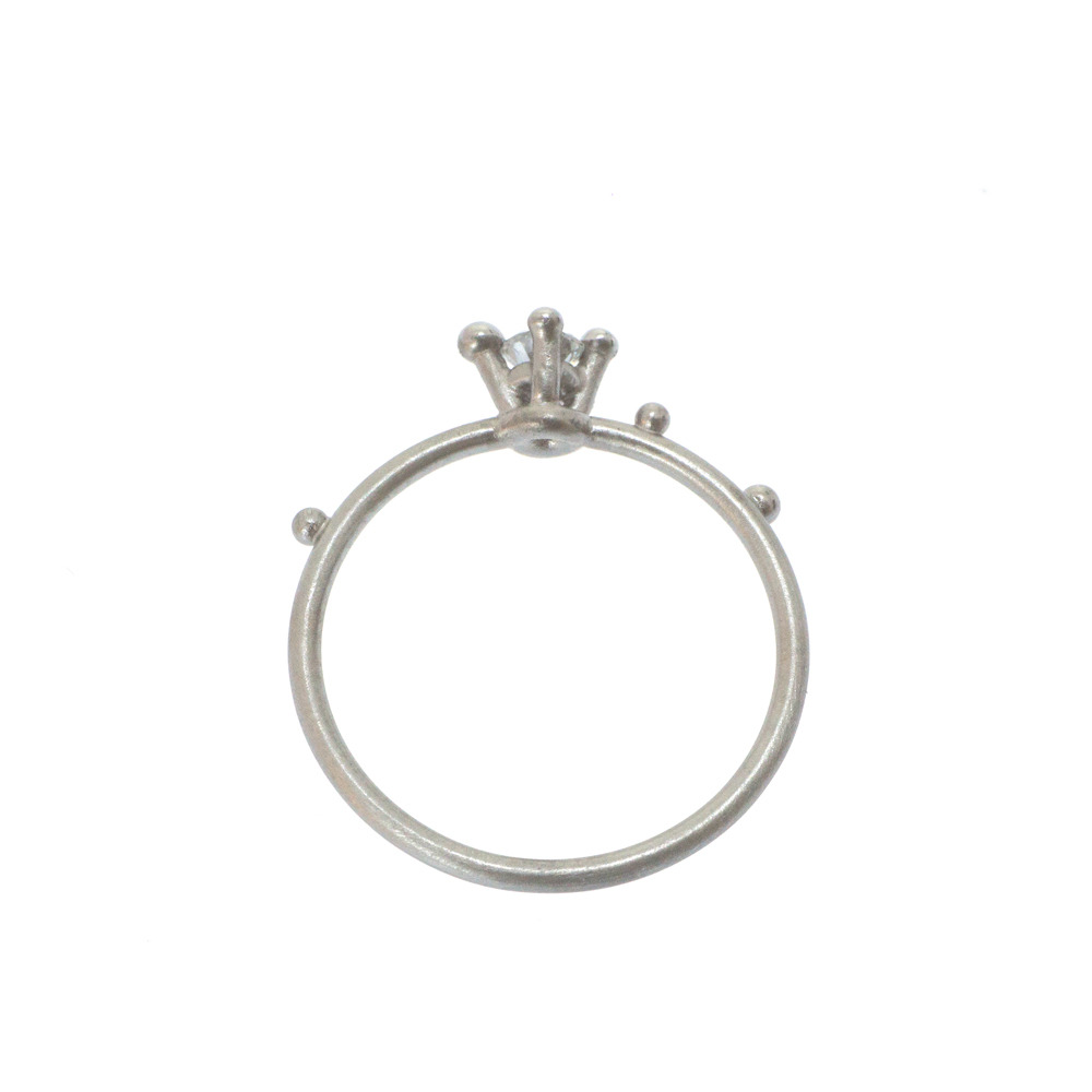 屋久島で作る婚約指輪　白バック　ダイヤモンド　プラチナ　俯瞰