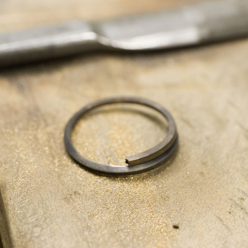 結婚指輪の制作風景　ゴールドのリング
