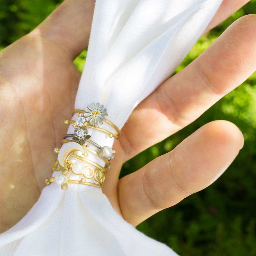 ハンドメイドの指輪　たくさん手に持って　屋久島の緑バック　ゴールド、プラチナ、シルバー、ダイヤモンド　屋久島で作る婚約指輪