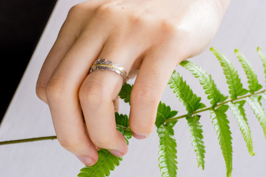 しだの指輪　屋久島のしだを手に持って　ゴールド、プラチナ　屋久島で作る婚約指輪