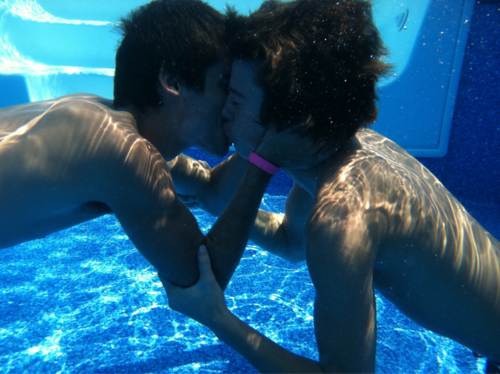 kissing underwater on Tumblr