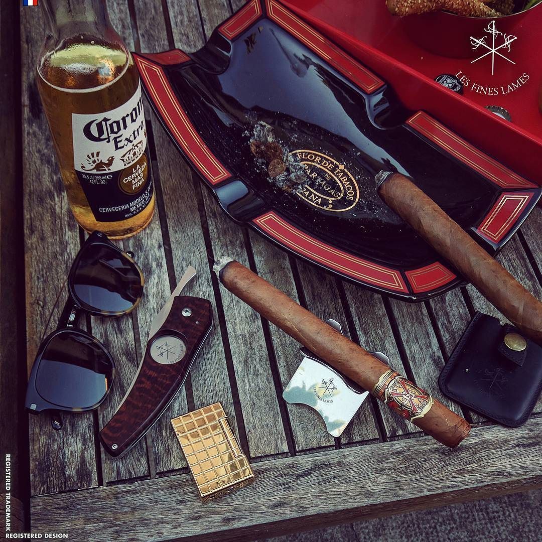 The famed @ArturoFuenteCigars’ Opus X double Corona. A perfect cigar for the perfect herf! Thank you again @antho.evisa 💨🍻👌😊 http://ift.tt/2sGAV4u | info on the knife : http://ift.tt/1J1EGDu