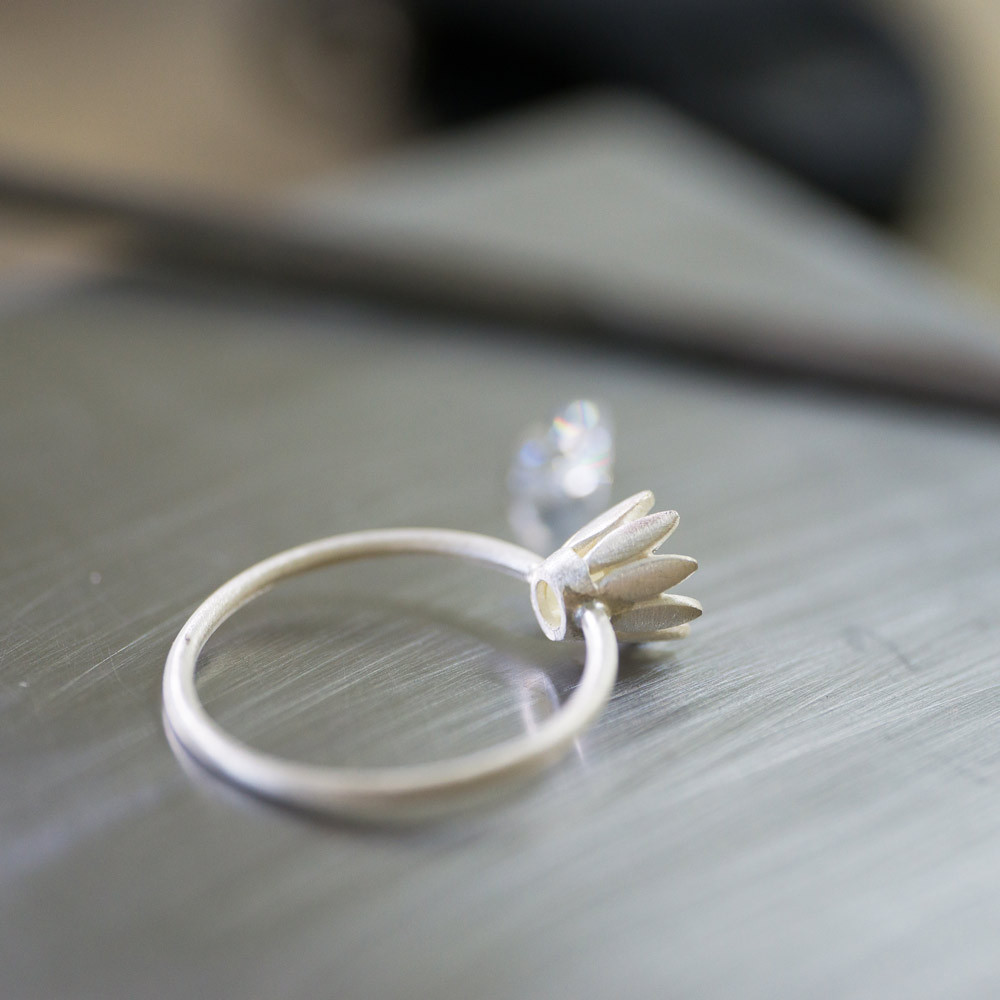 婚約指輪の制作風景　シルバーお花リング　オーダーメイドのマリッジリング　ダイヤモンド