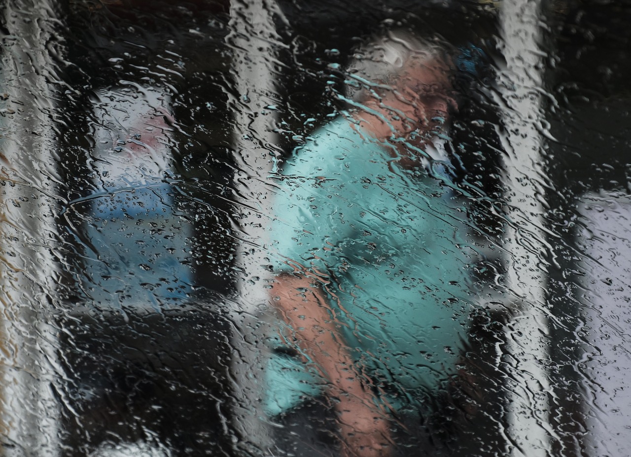 Che solidarietà quella di queste gocce di pioggia sul vetro. Non lasciano mai che nessuna di esse si suicidi da sola
(Lorenzo Olivan)
Photo: Andrea Fasani