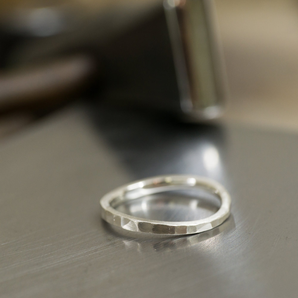 ジュエリーの制作風景　槌目模様　シルバーのリング　屋久島で作る結婚指輪