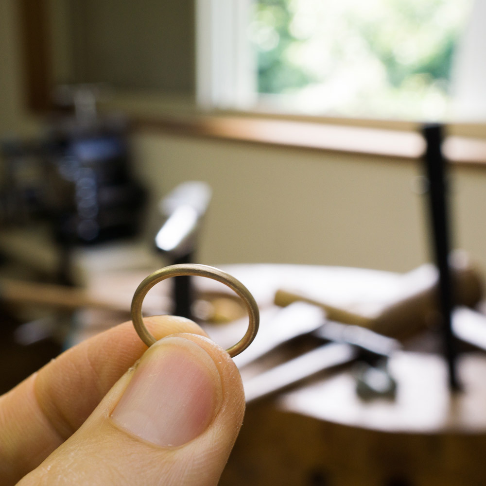 オーダーメイドマリッジリングの制作風景　ジュエリーのアトリエバック　ゴールド　屋久島で作る結婚指輪