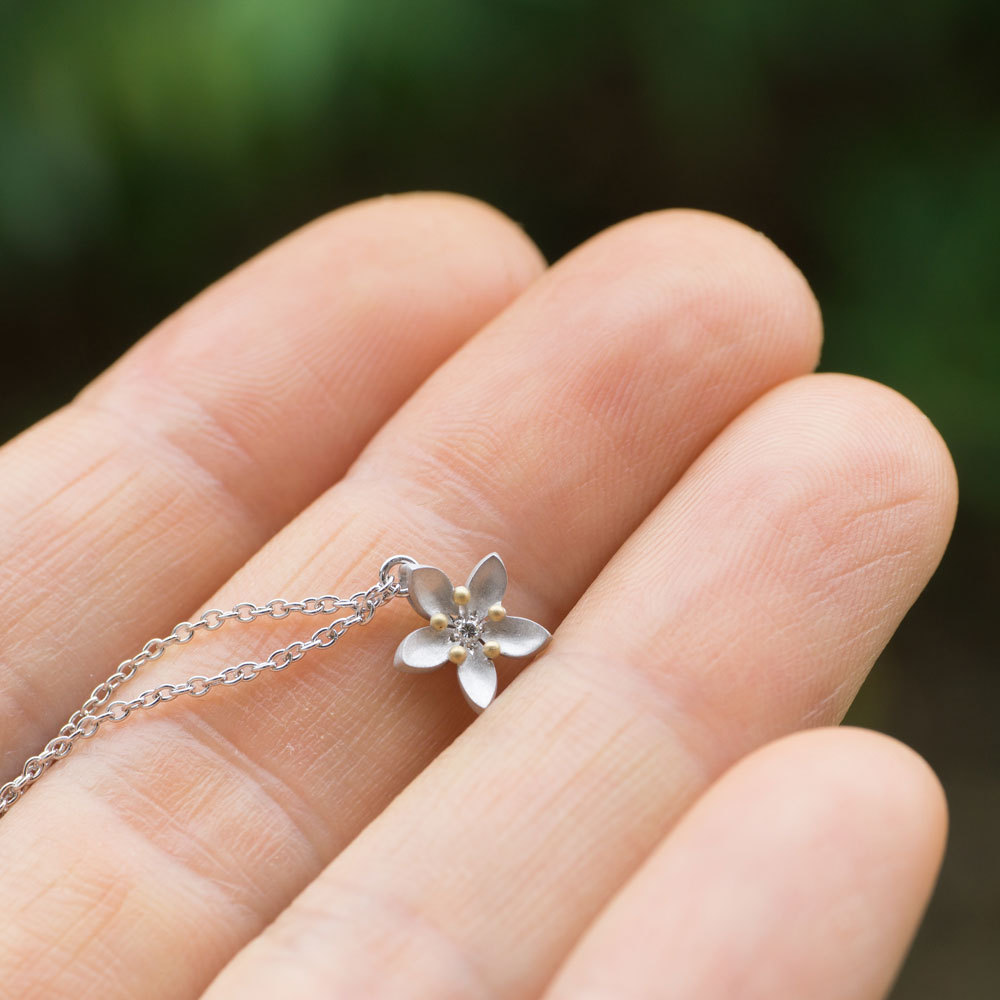 お花のネックレス　手に持って　屋久島の花モチーフ　シルバー、ゴールド、ダイヤモンド　