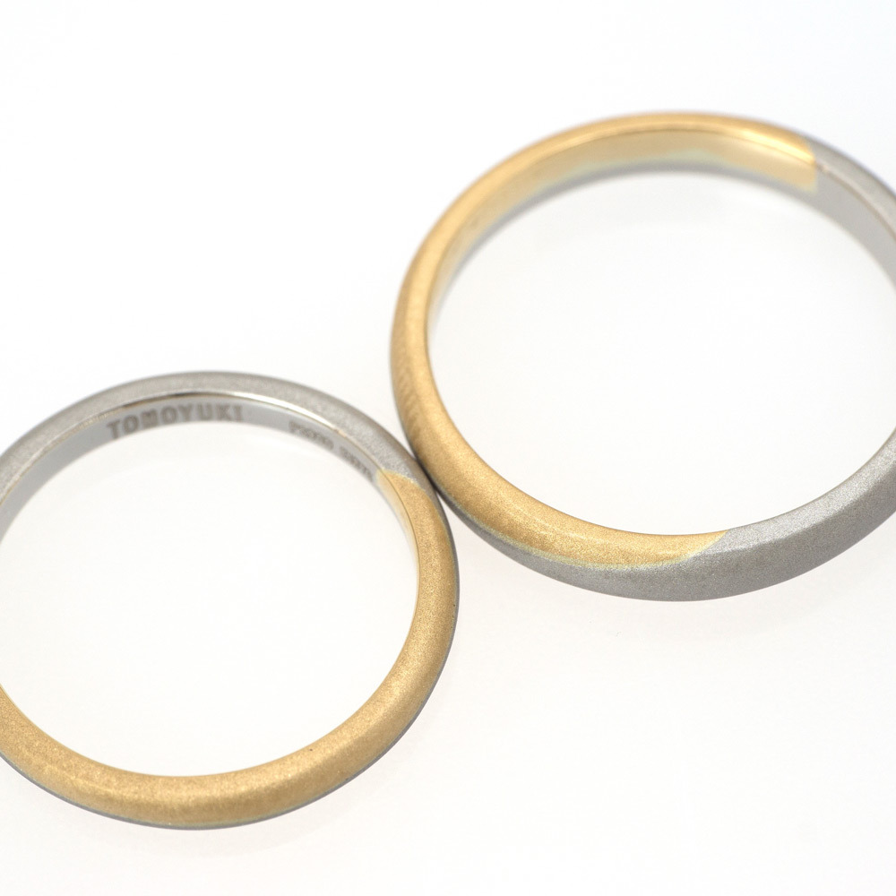 プラチナとゴールドの結婚指輪　白バック