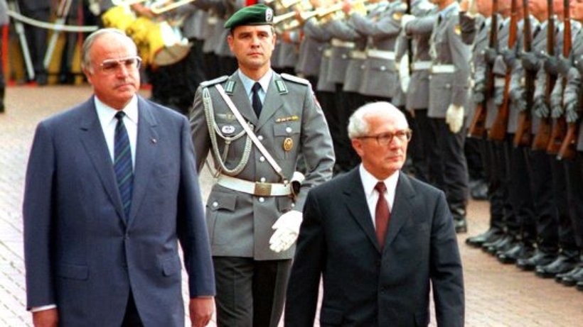 ‪Erich Honecker (75) hace la 1a visita oficial de un dirigente de la RDA a la RFA. Es una visita histórica #m080987‬