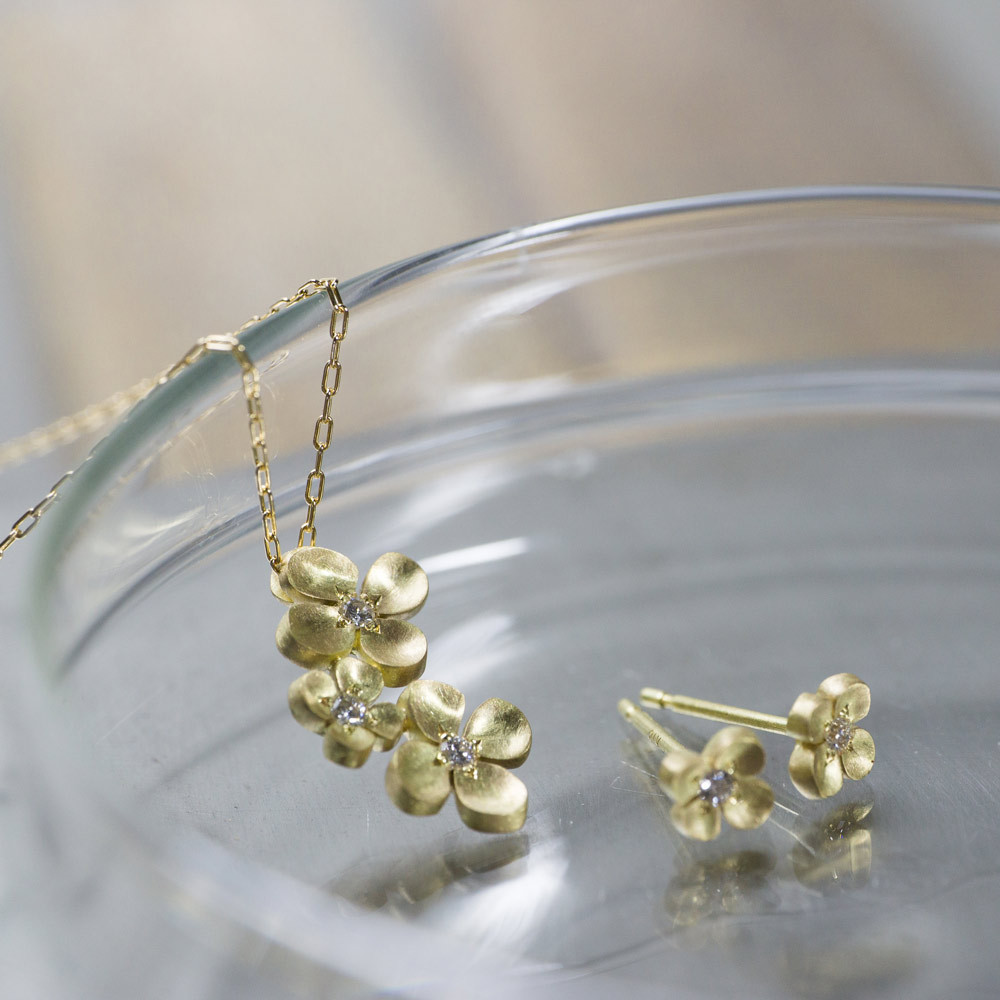 ガラスケースの中　お花のピアスとネックレス　ゴールド、ダイヤモンド　屋久島の季節を纏う