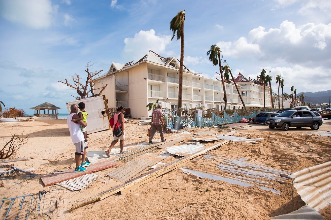 HURACÁN IRMA. El paisaje desolado luego del paso del devastador huracán en la playa de Marigot, cerca de la Bahía de Ortiga, en la colectividad francesa de Saint Martin. Francia, los Países Bajos y Gran Bretaña están enviando raciones de emergencia y...