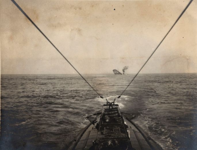 A German U-boat sinks an Allied merchant vessel in the Atlantic Ocean,1915