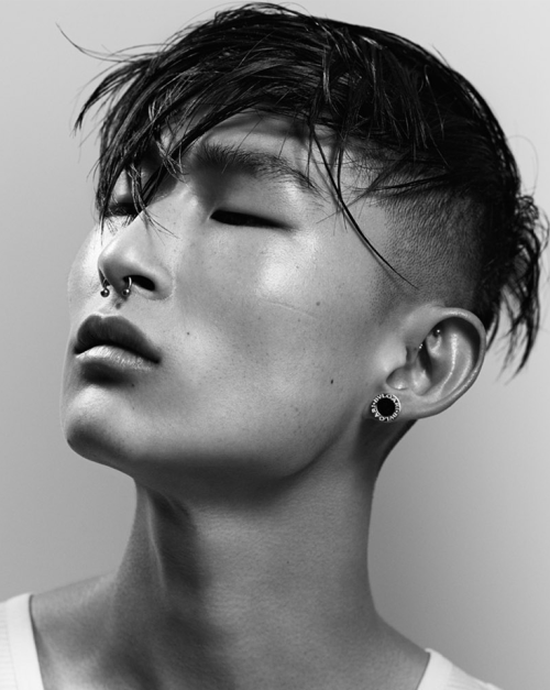 Sang Woo Kim 2023 Braun schwarz Haar & Alternative Haarstil.
