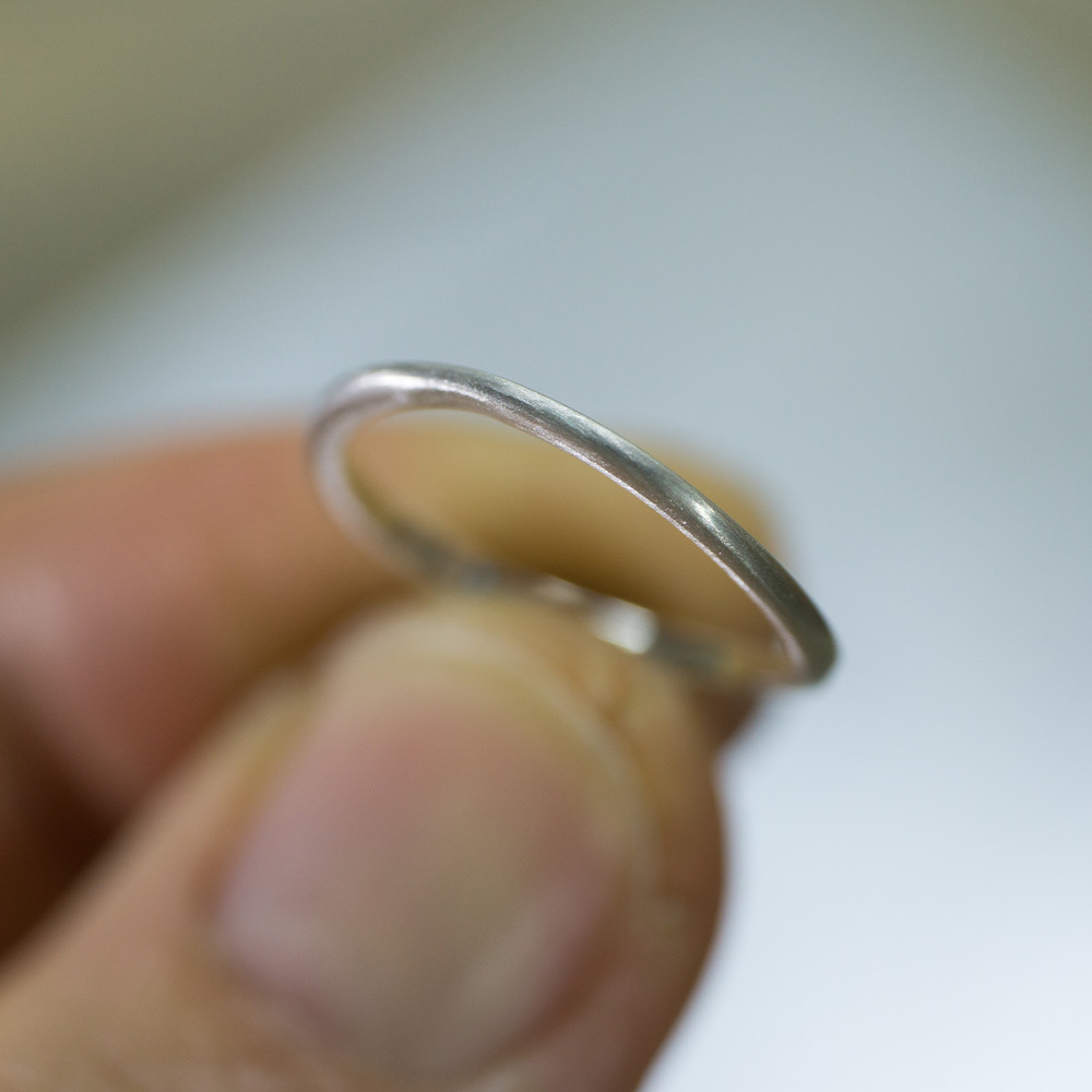 マリッジリングのサンプルリング　手に持って　シルバー　屋久島でつくる結婚指輪