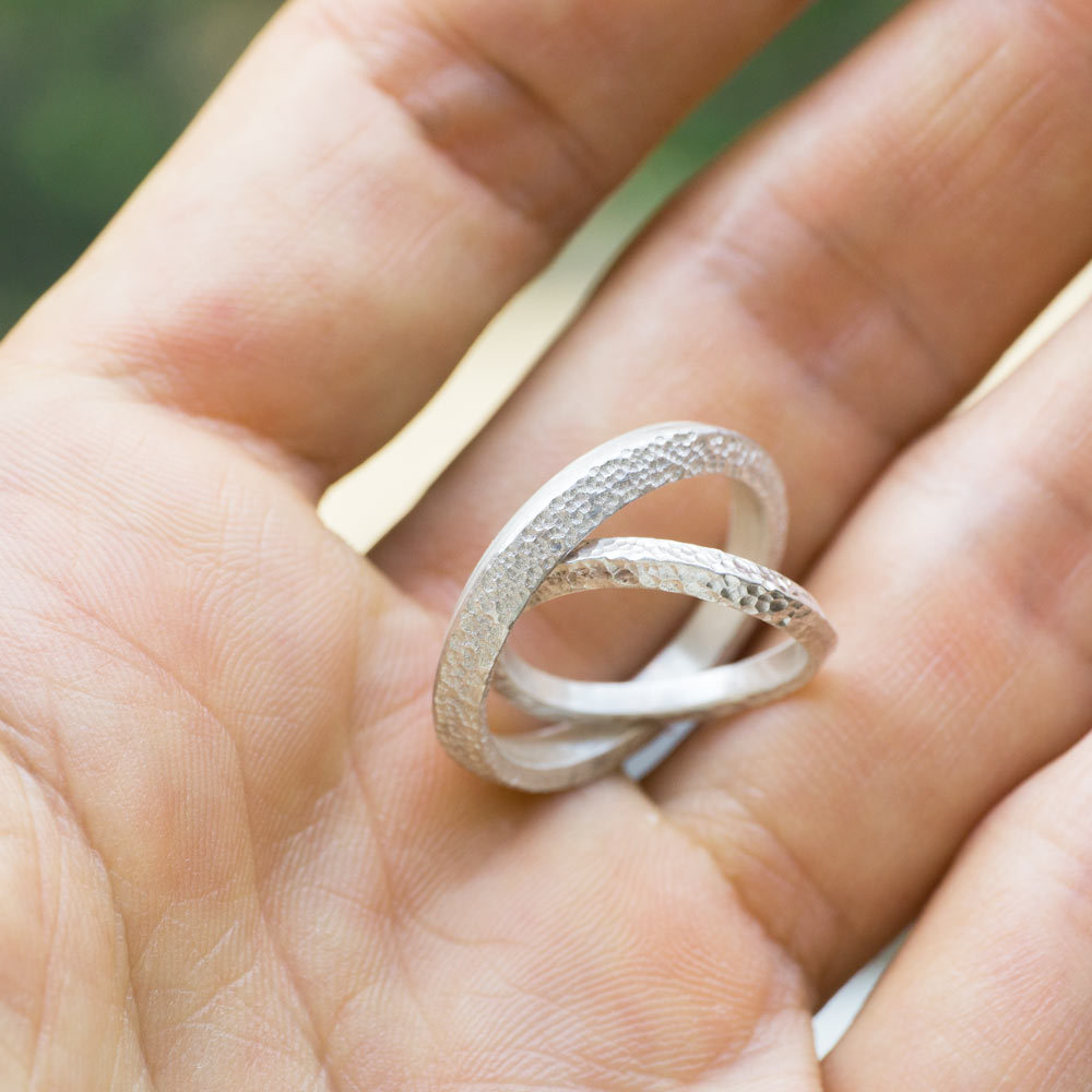 シルバーリング　手のひら　オーダーメイドマリッジリングのサンプル　屋久島でつくる結婚指輪