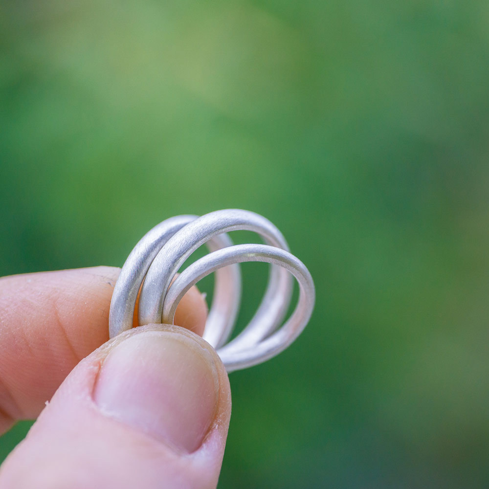 シルバーのリング３本　屋久島の緑バック　結婚指輪のサンプル