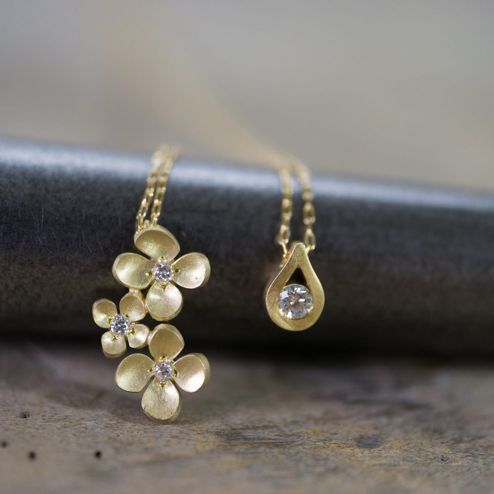 お花のネックレス、しずく型のネックレス　並んで　ゴールド、ダイヤモンド　ハンドメイドジュエリー