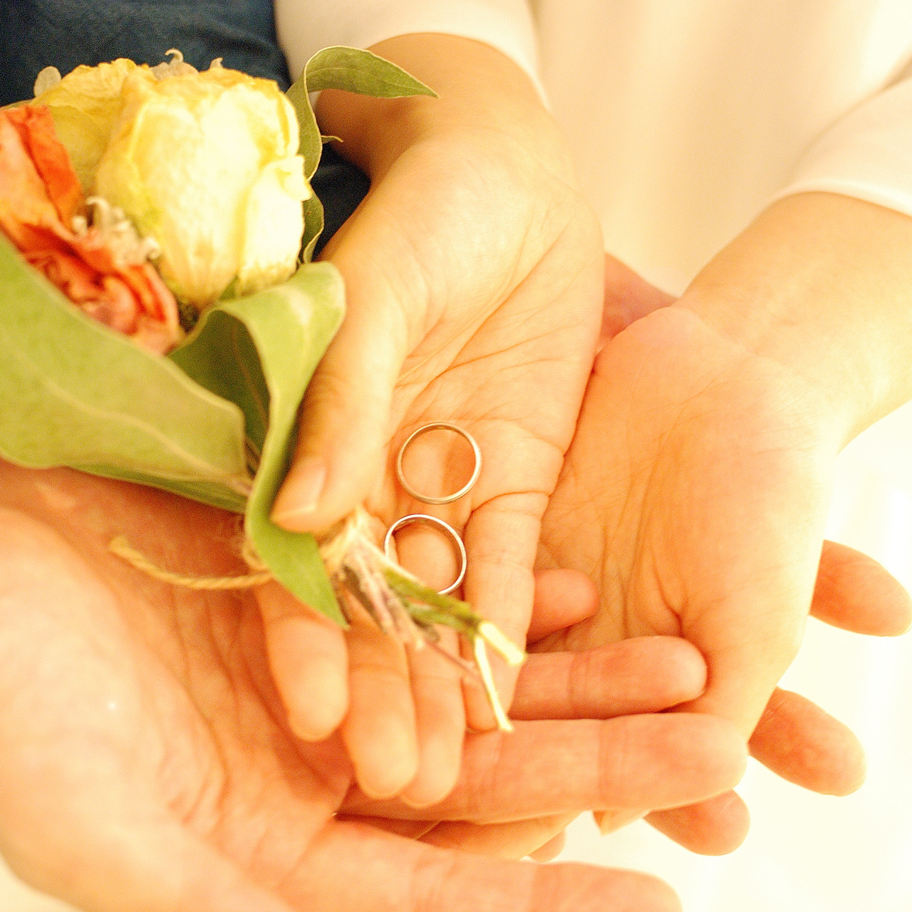 手のひらに結婚指輪　屋久島でつくる結婚指輪　プラチナ