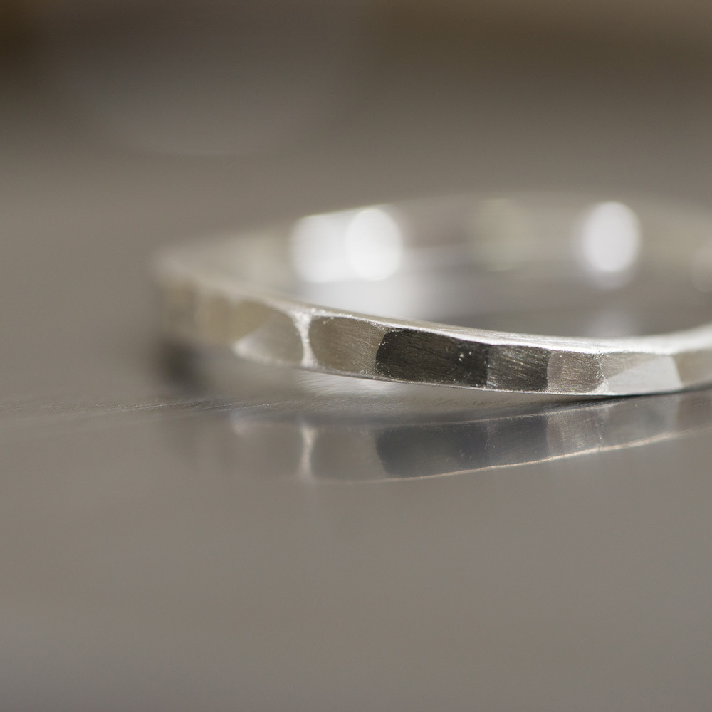 ジュエリーの制作風景　槌目模様　シルバーのリング　クローズアップ　屋久島で作る結婚指輪