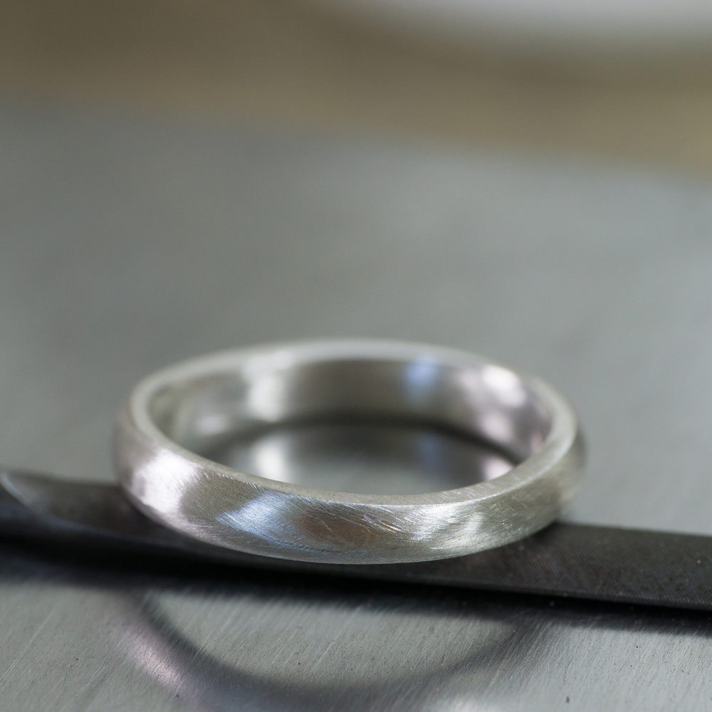 シルバーリング　結婚指輪のサンプル　作業台の上