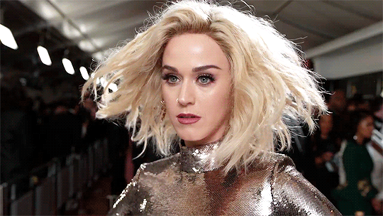 Katy Perry de visual novo + 10 famosas com cabelo curto
