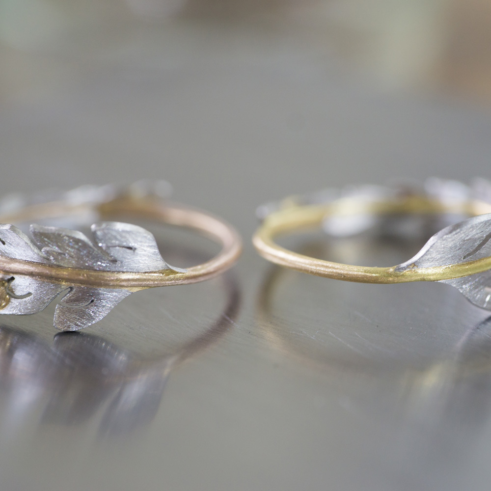 シダの指輪２本　クローズアップ　オーダーメイドの結婚指輪