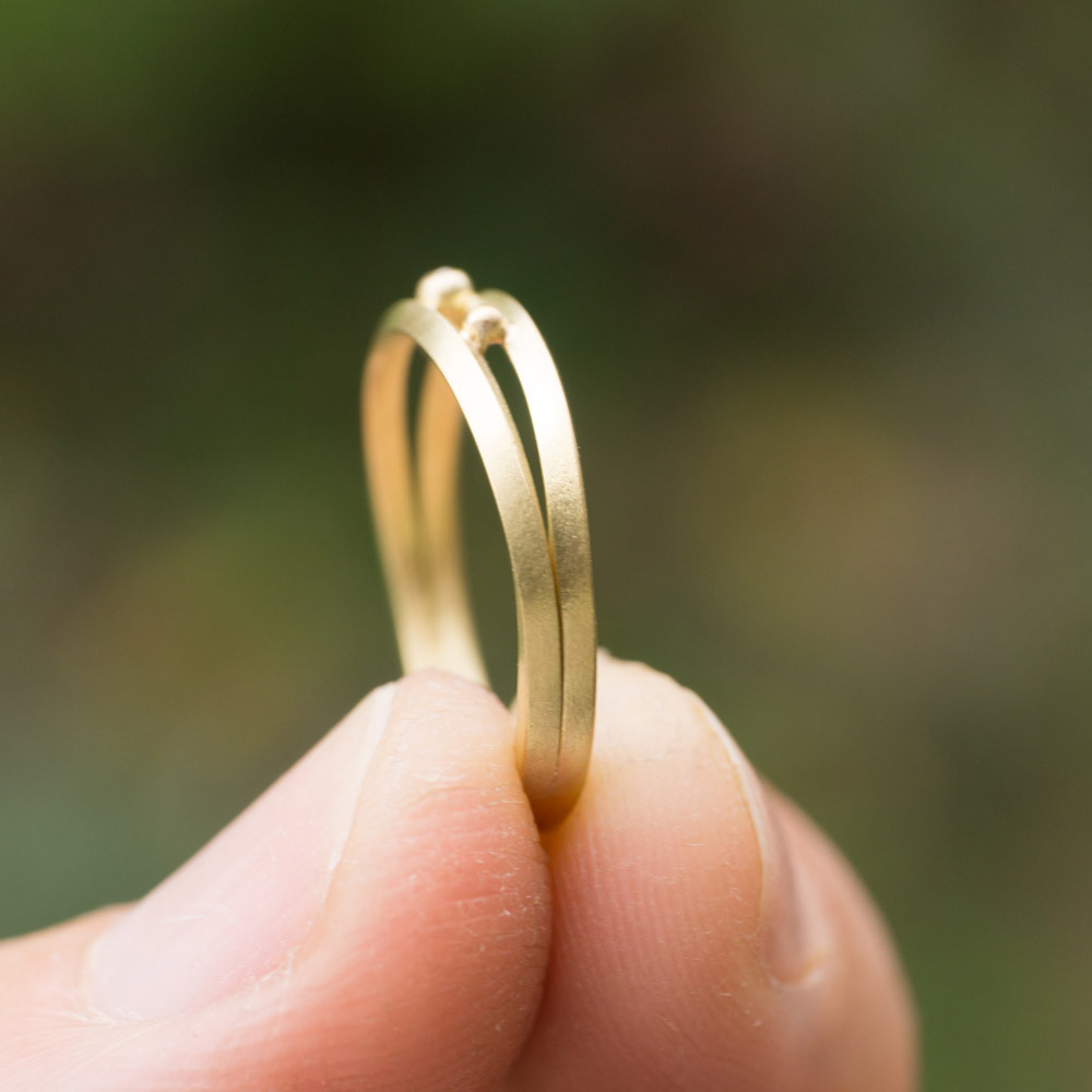 屋久島でつくる結婚指輪　手に持って２　ゴールド、ダイヤモンド