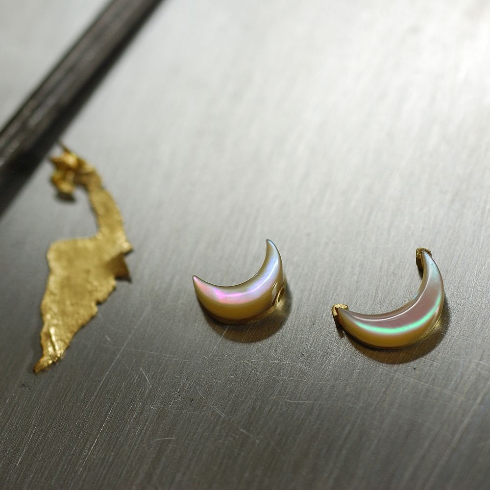 屋久島の夜光貝、ゴールド　月形のネックレス制作風景３