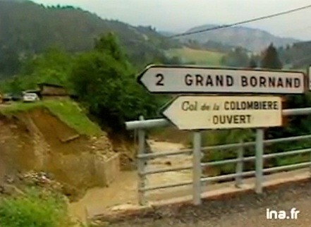 ‪Ayer, una riada anegó el pueblo de Grand Bornand (Francia) causando -x el momento- 40 muertos #j160787‬