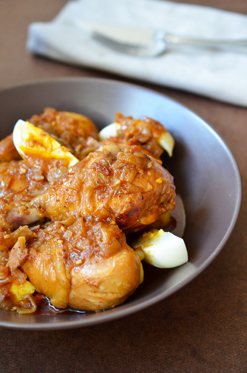  A bowl of Whole30-friendly Doro Wat (Spicy Ethiopian Chicken Stew) ready to eat. 