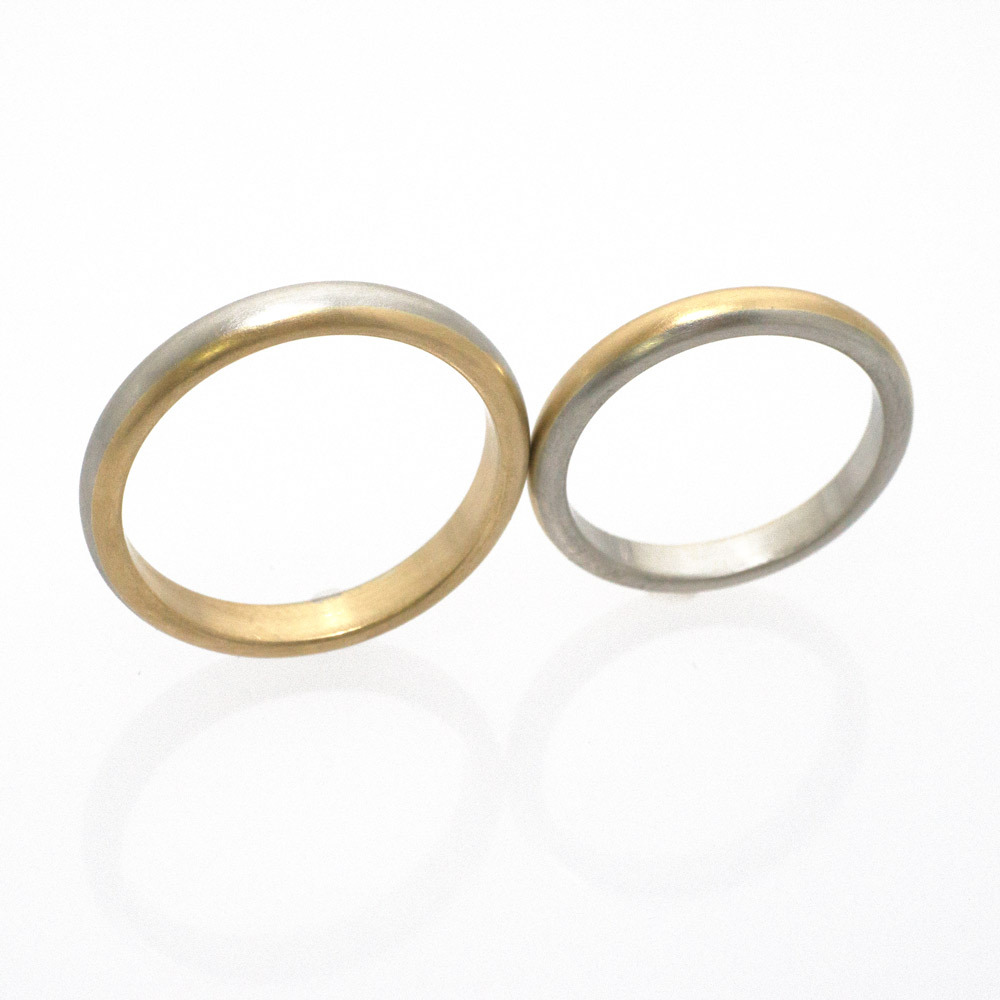 屋久島で作る結婚指輪　白バック　プラチナ、イエローゴルド