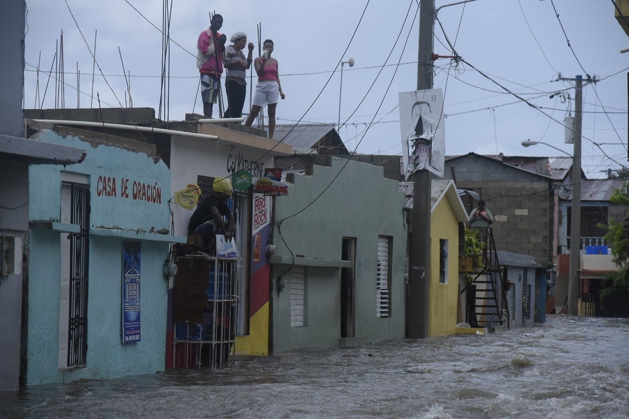 HURACÁN IRMA. Lluvias y vientos inundan las calles del barrio Hoya del Caimito por la creciente del arroyo que cruza por esta barriada. Más de 5.500 personas han sido evacuadas en República Dominicana a causa del poderoso huracán Irma de categoría 5...