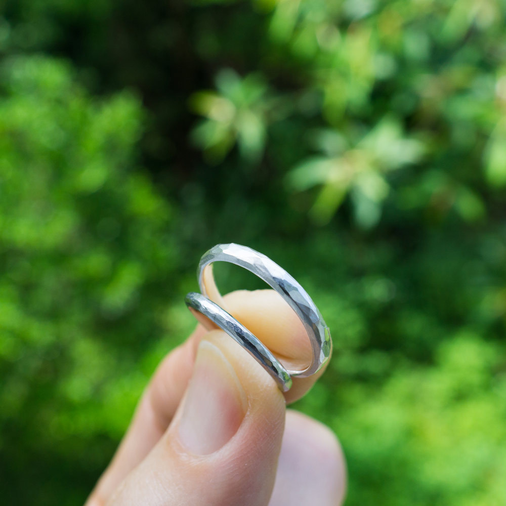 結婚指輪のサンプル　シルバー　屋久島の緑バック　手に持って