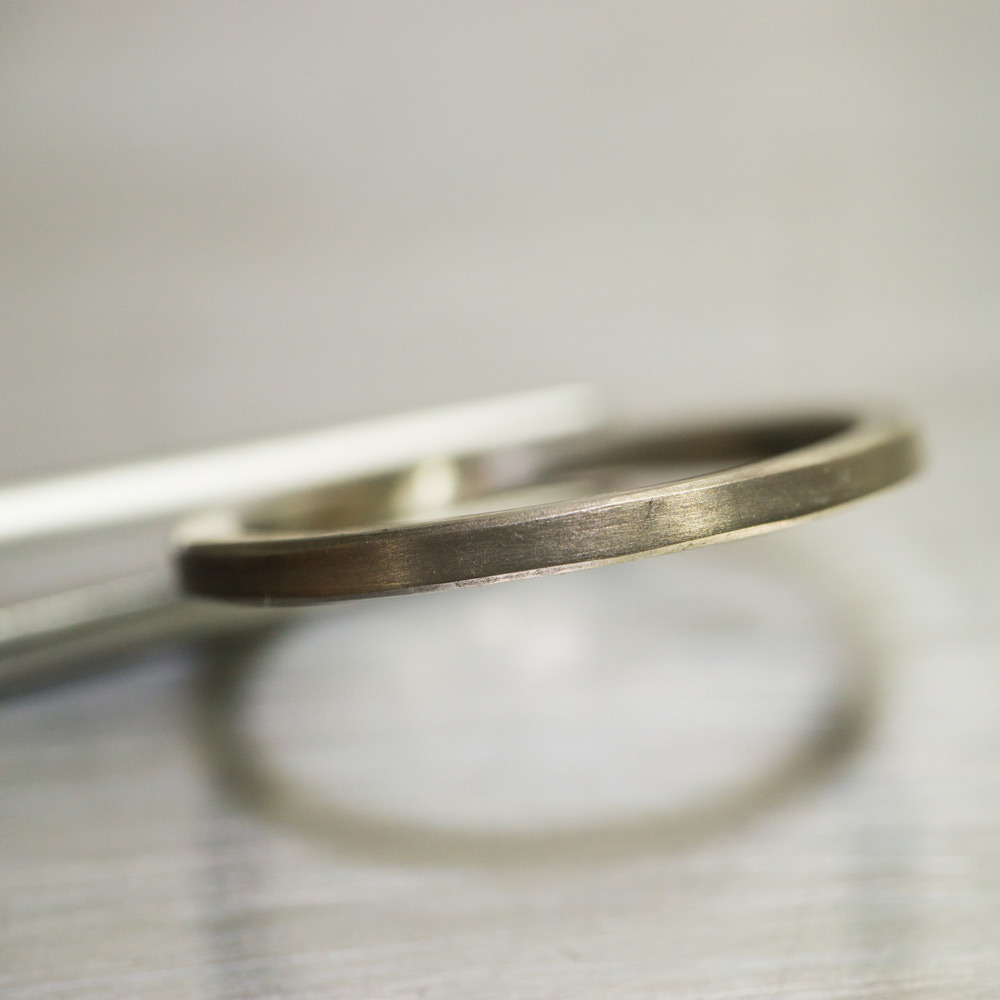 結婚指輪の制作風景　ホワイトゴールドの指輪　作業台の上　アップ