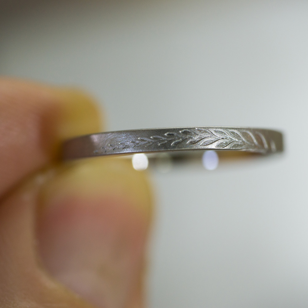 オーダーメイドのマリッジリング　クローズアップ　シダ模様　プラチナ　屋久島で作る結婚指輪