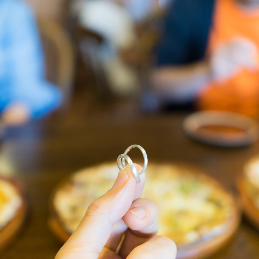 屋久島で作る結婚指輪　打ち合わせ風景　シルバーリング　とピザ　